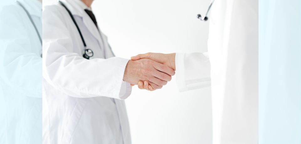 事業承継が「一番失敗しなさそうな選択」だった。30代歯科医師の現実解【事例】